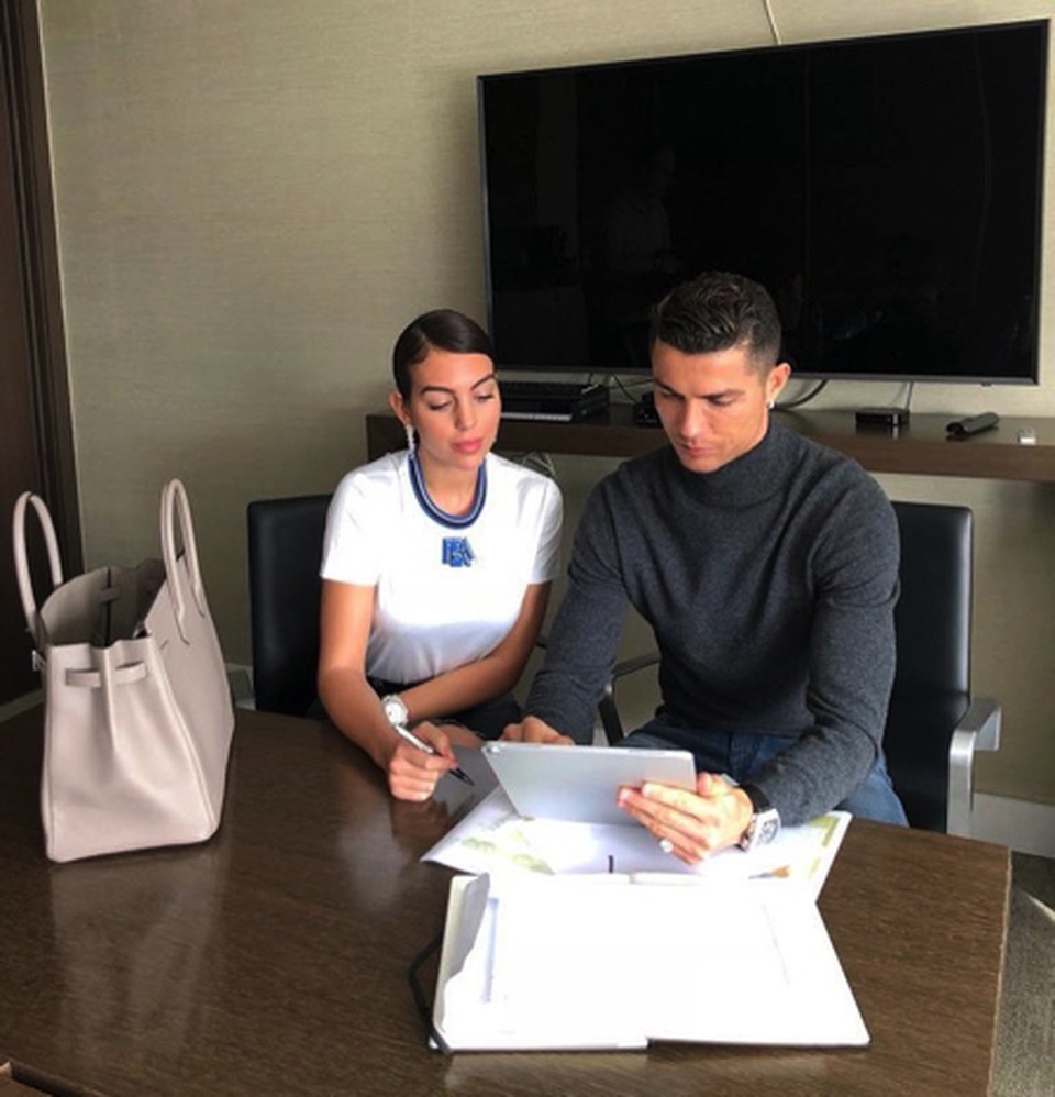 C.Ronaldo bất ngờ khoe thành tích đầu tư... làm tóc cùng bạn gái - 1 C.Ronaldo bất ngờ khoe thành tích đầu tư... làm tóc cùng bạn gái - 1
