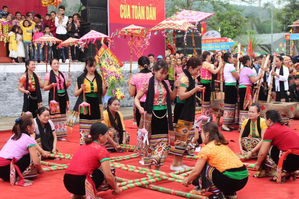 Hàng ngàn người dự Lễ hội ở ngôi đền thờ nàng Nang Phốm Hóm - 8 Hàng ngàn người dự Lễ hội ở ngôi đền thờ nàng Nang Phốm Hóm - 8