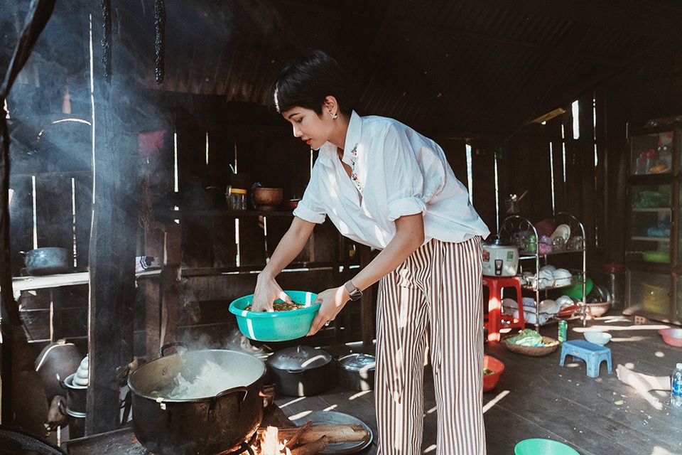 H’hen Niê giản dị nấu ăn khi về nhà - 12