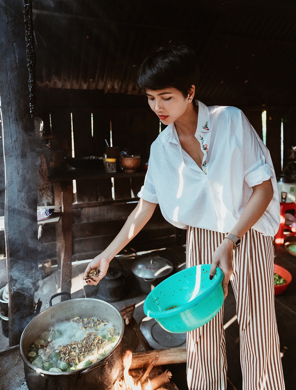 H’hen Niê giản dị nấu ăn khi về nhà - 11