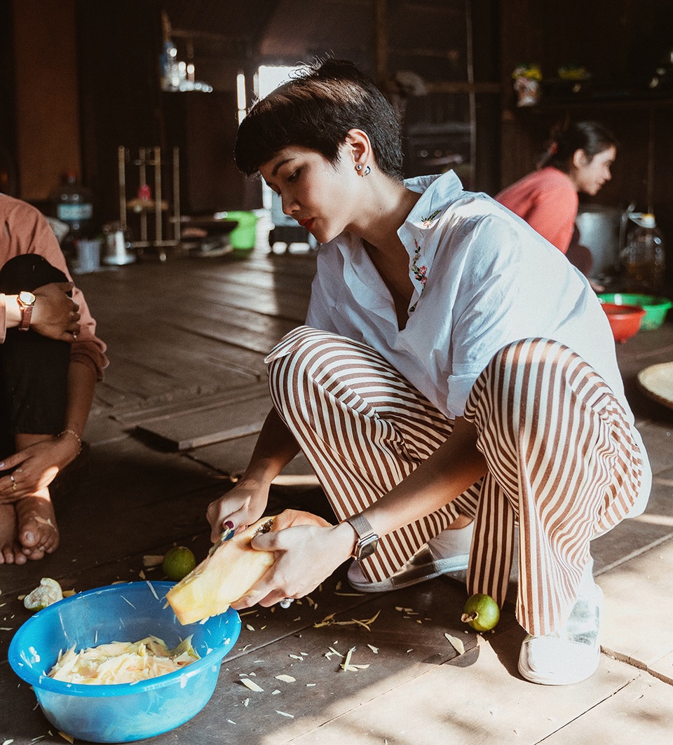 H’hen Niê giản dị nấu ăn khi về nhà - 7