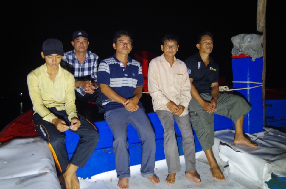 5 ngư dân gặp nạn trên biển đã về đất liền an toàn - 1 5 ngư dân gặp nạn trên biển đã về đất liền an toàn - 1