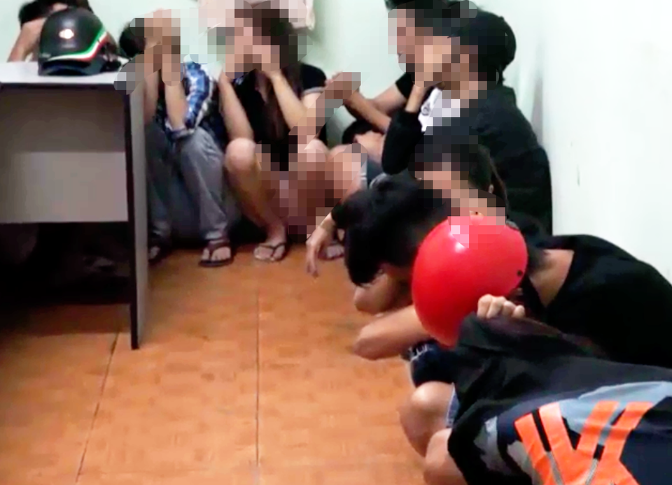 Kiểm tra khách sạn, phát hiện nhiều “dân chơi” nghi sử dụng ma túy - 2 Kiểm tra khách sạn, phát hiện nhiều “dân chơi” nghi sử dụng ma túy - 2
