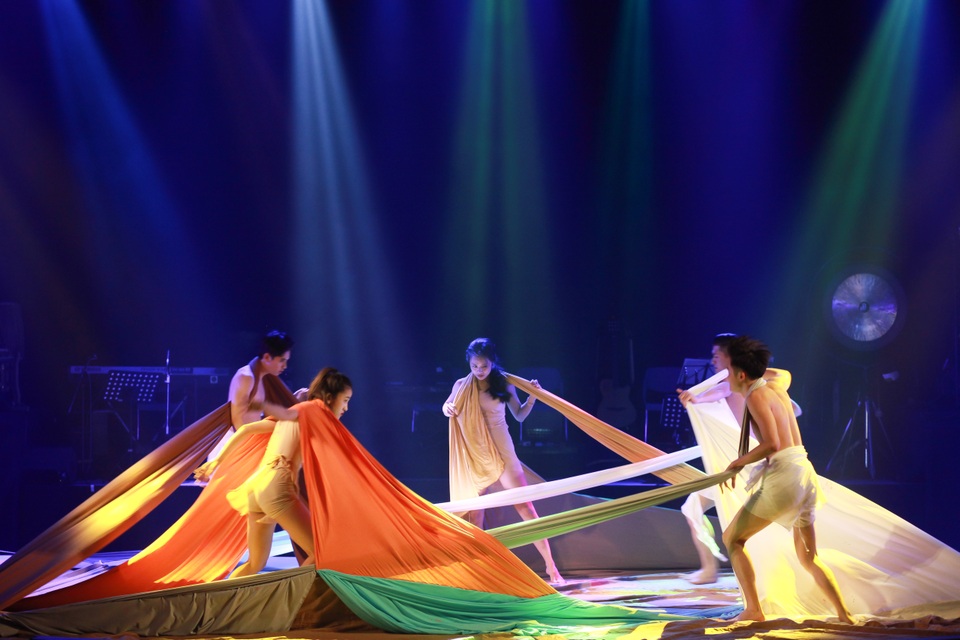 múa Bản ngã - Huy chương Vàng NSUT Thanh Nam bien dao.jpg múa Bản ngã - Huy chương Vàng NSUT Thanh Nam bien dao.jpg