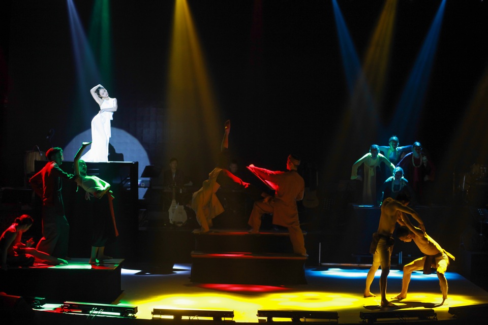 Múa Nhãn giới Đông Hồ (biên đạo Quỳnh Dương - Phương Linh) Huy chương Bạc.jpg Múa Nhãn giới Đông Hồ (biên đạo Quỳnh Dương - Phương Linh) Huy chương Bạc.jpg