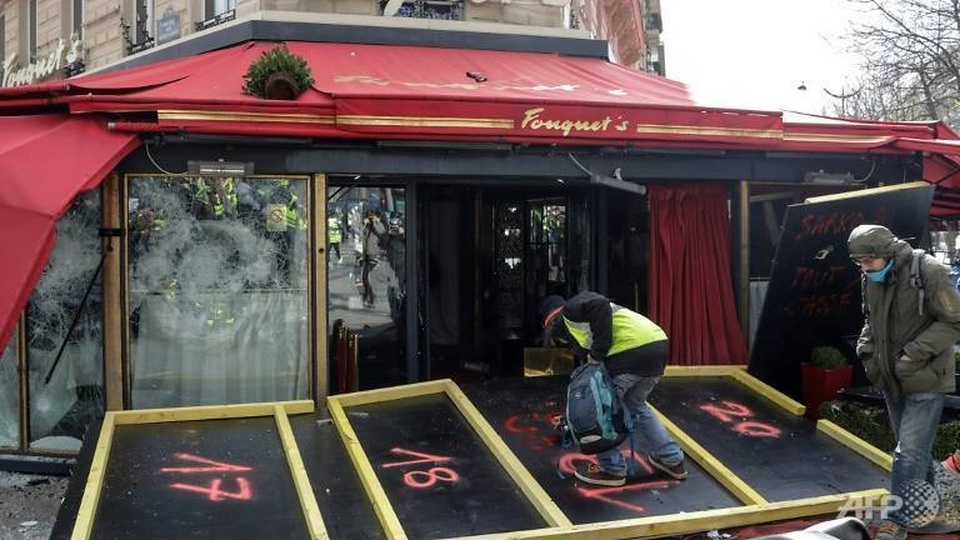 Biểu tình “Áo vàng” bùng phát tuần 18: Đốt phá, cướp bóc, bạo lực tại Paris - 6 Biểu tình “Áo vàng” bùng phát tuần 18: Đốt phá, cướp bóc, bạo lực tại Paris - 6