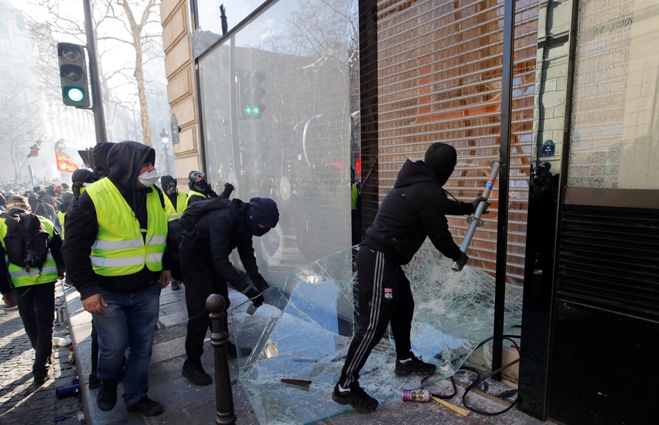 Biểu tình “Áo vàng” bùng phát tuần 18: Đốt phá, cướp bóc, bạo lực tại Paris - 4 Biểu tình “Áo vàng” bùng phát tuần 18: Đốt phá, cướp bóc, bạo lực tại Paris - 4
