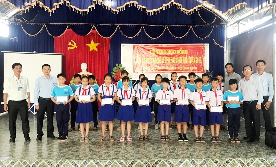 140 em học sinh nghèo tỉnh Cà Mau nhận học bổng của Công ty Grobest Việt Nam - 8 140 em học sinh nghèo tỉnh Cà Mau nhận học bổng của Công ty Grobest Việt Nam - 8
