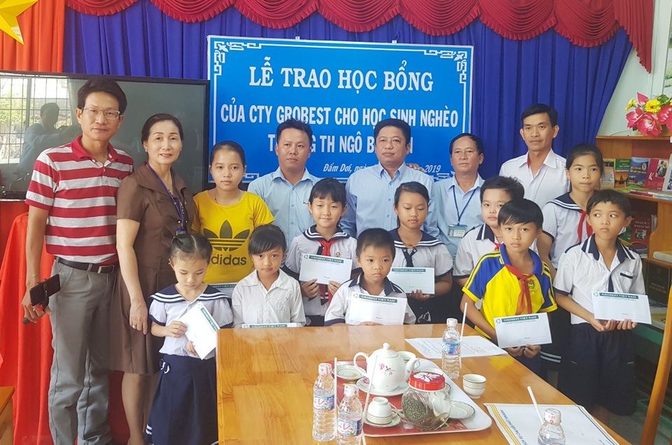 140 em học sinh nghèo tỉnh Cà Mau nhận học bổng của Công ty Grobest Việt Nam - 1 140 em học sinh nghèo tỉnh Cà Mau nhận học bổng của Công ty Grobest Việt Nam - 1