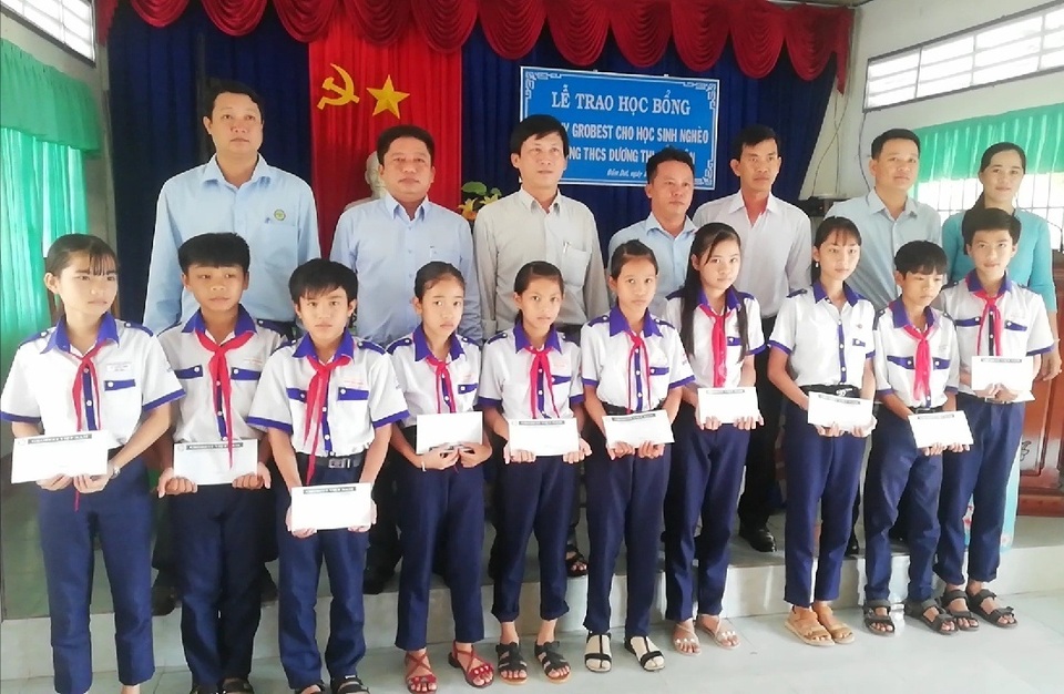 140 em học sinh nghèo tỉnh Cà Mau nhận học bổng của Công ty Grobest Việt Nam - 2 140 em học sinh nghèo tỉnh Cà Mau nhận học bổng của Công ty Grobest Việt Nam - 2