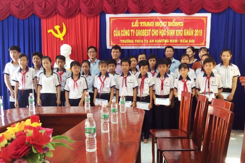 140 em học sinh nghèo tỉnh Cà Mau nhận học bổng của Công ty Grobest Việt Nam - 4 140 em học sinh nghèo tỉnh Cà Mau nhận học bổng của Công ty Grobest Việt Nam - 4