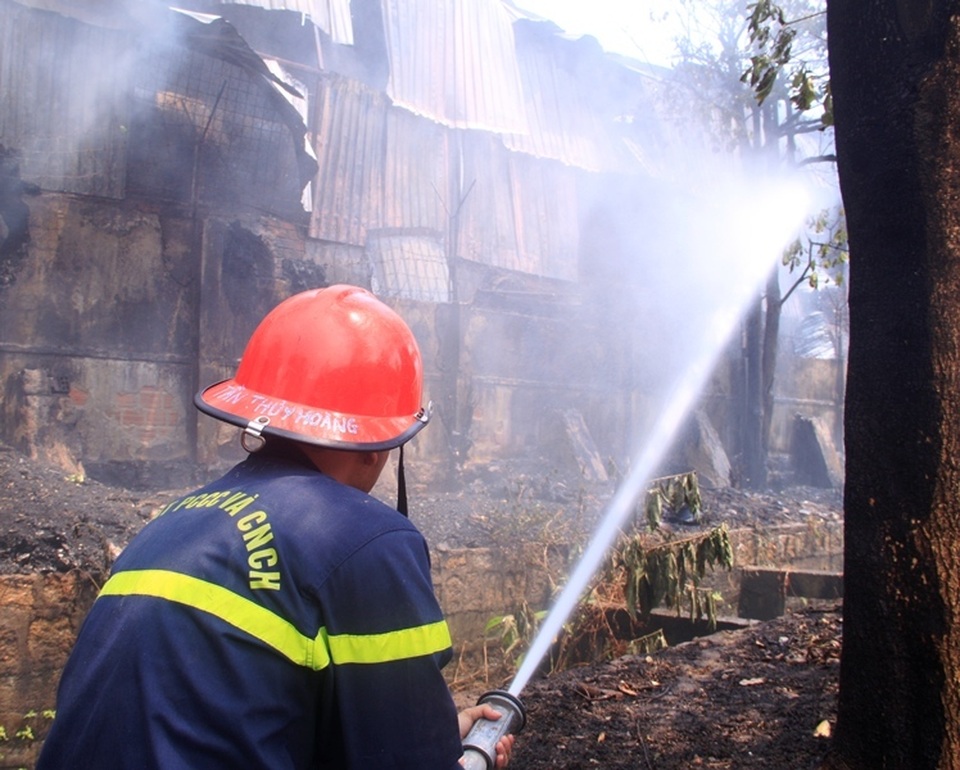 Cháy lớn tại kho chứa đồ gỗ - 2