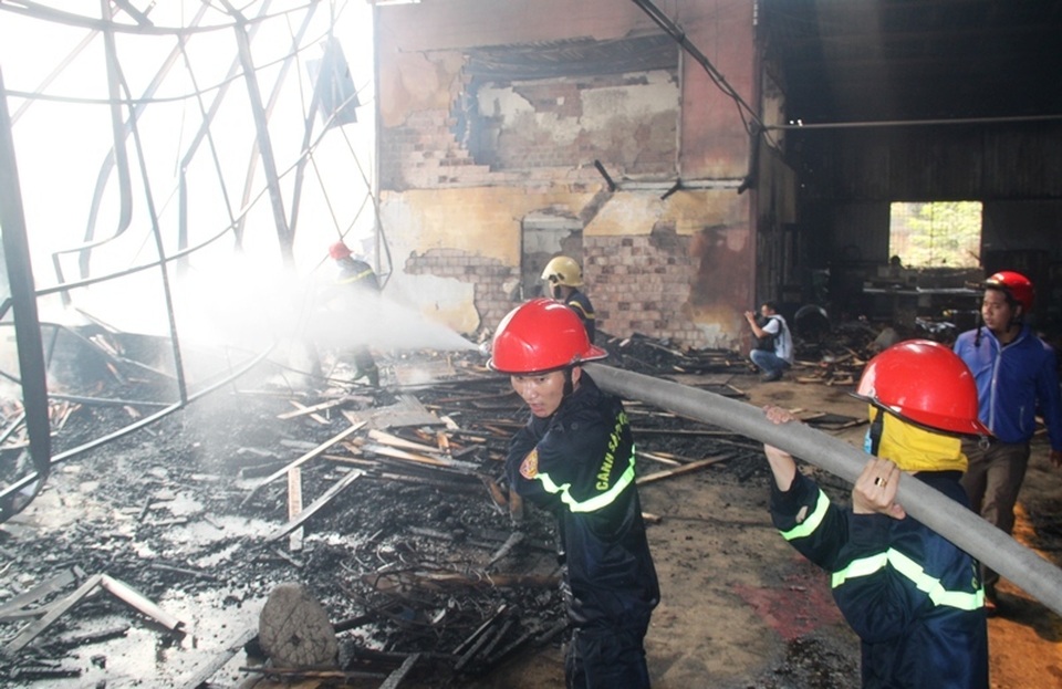 Cháy lớn tại kho chứa đồ gỗ - 4