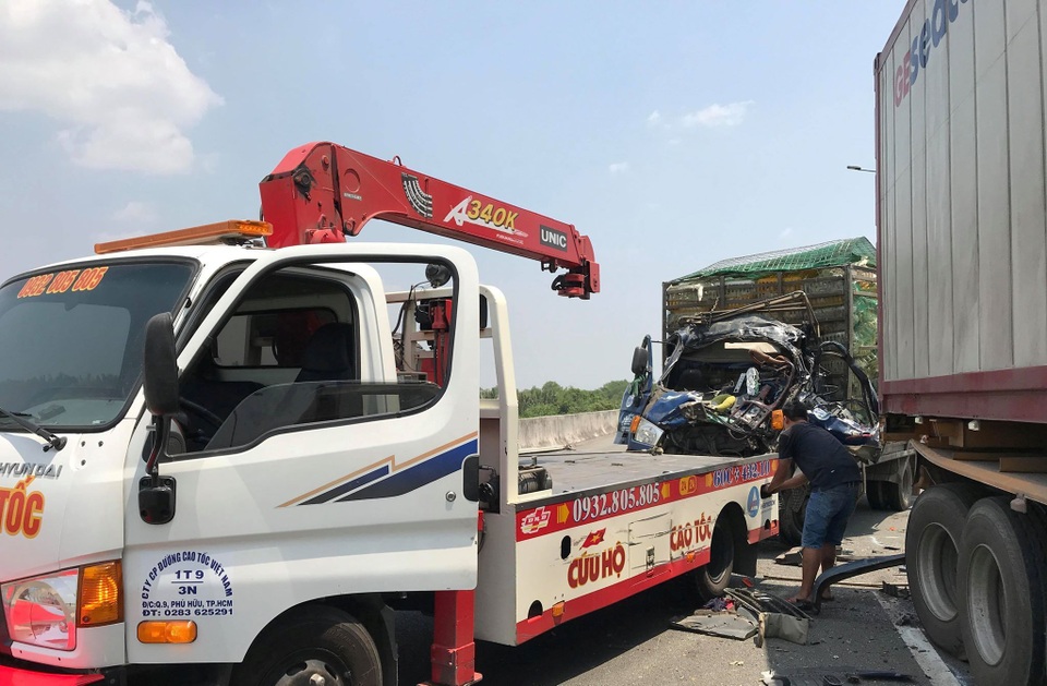 Xe tải nát bét đầu sau cú tông xe container, 2 người tử vong - 4 Xe tải nát bét đầu sau cú tông xe container, 2 người tử vong - 4