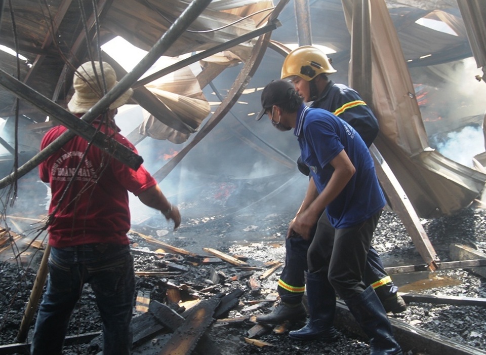 Cháy lớn tại kho chứa đồ gỗ - 1