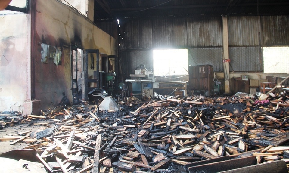 Cháy lớn tại kho chứa đồ gỗ - 3