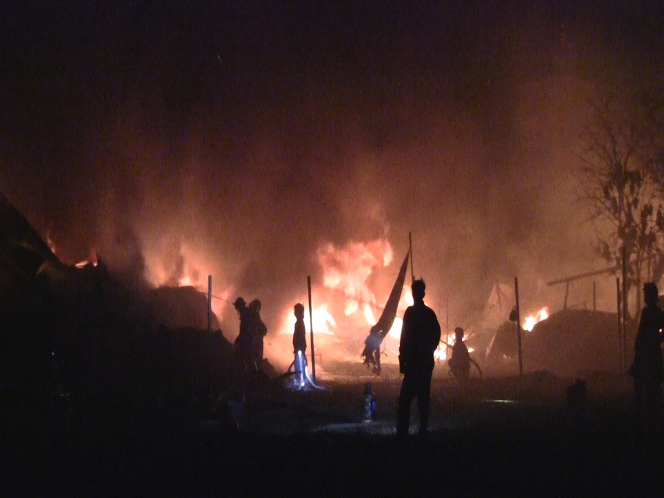 Cháy lớn xuyên đêm, hàng chục người ôm tài sản tháo chạy - 4 Cháy lớn xuyên đêm, hàng chục người ôm tài sản tháo chạy - 4