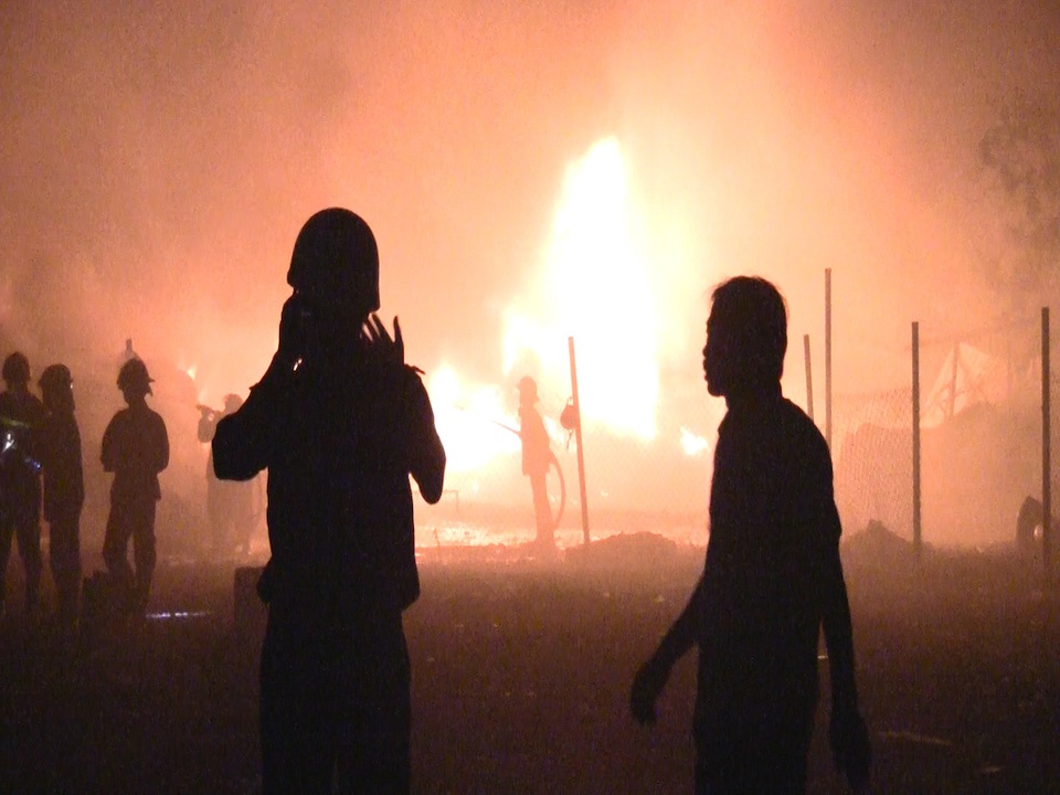 Cháy lớn xuyên đêm, hàng chục người ôm tài sản tháo chạy - 2 Cháy lớn xuyên đêm, hàng chục người ôm tài sản tháo chạy - 2