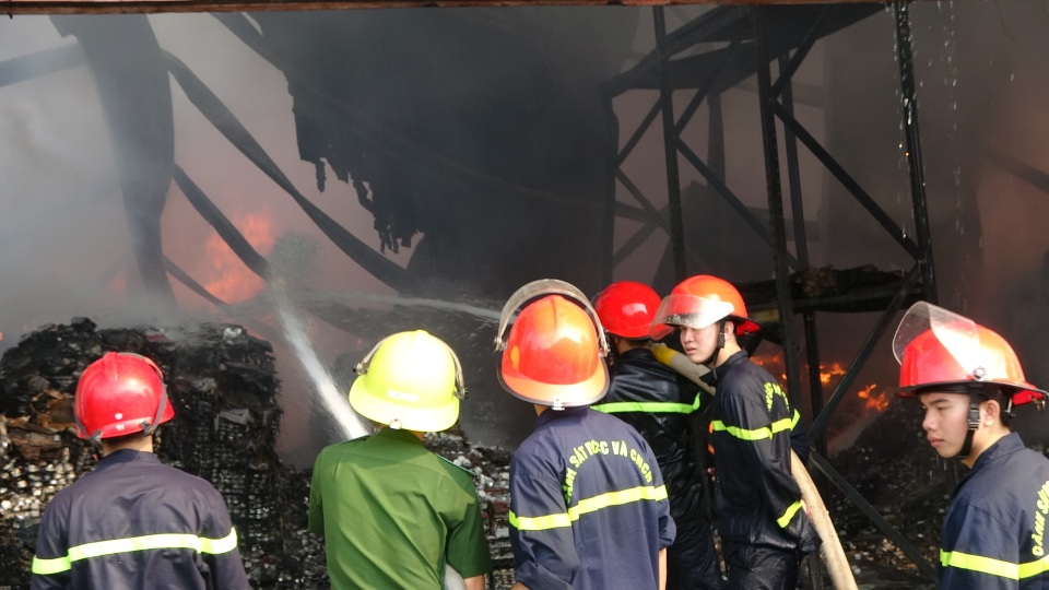 Cháy cực lớn thiêu rụi 3 nhà xưởng của công ty sản xuất nến - 1