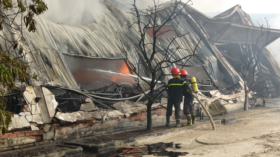 Cháy cực lớn thiêu rụi 3 nhà xưởng của công ty sản xuất nến - 4