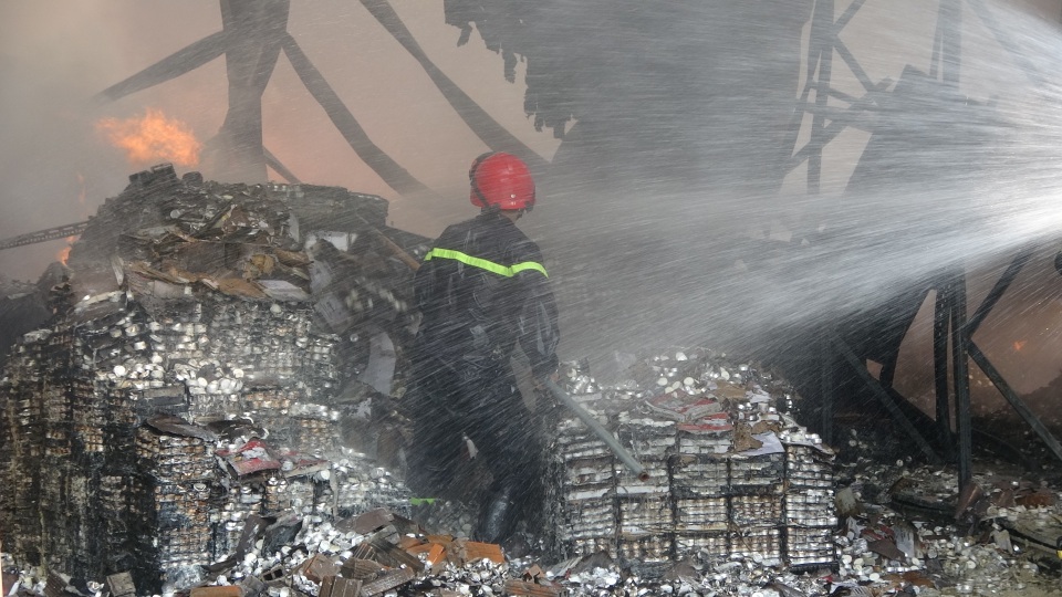 Cháy cực lớn thiêu rụi 3 nhà xưởng của công ty sản xuất nến - 2