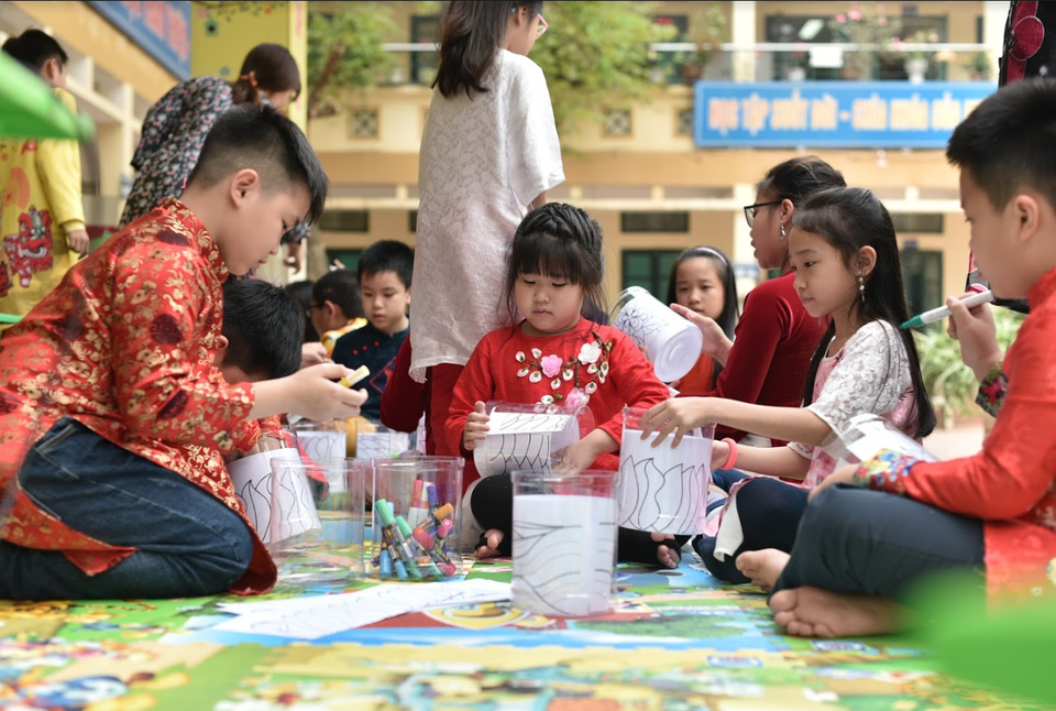 Người Hà Nội hào hứng cùng nghệ sĩ Singapore tạo Rainbow Connection - 4