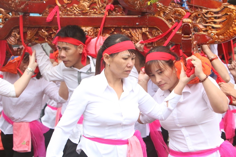 Hàng vạn người chen chân xem kiệu rước tượng thần ở Hà Nội - 7 Hàng vạn người chen chân xem kiệu rước tượng thần ở Hà Nội - 7