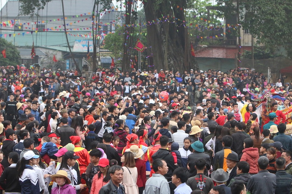 Hàng vạn người chen chân xem kiệu rước tượng thần ở Hà Nội - 14 Hàng vạn người chen chân xem kiệu rước tượng thần ở Hà Nội - 14