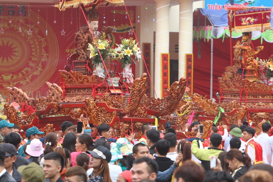 Hàng vạn người chen chân xem kiệu rước tượng thần ở Hà Nội - 3 Hàng vạn người chen chân xem kiệu rước tượng thần ở Hà Nội - 3