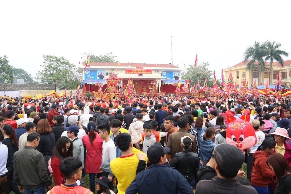 Hàng vạn người chen chân xem kiệu rước tượng thần ở Hà Nội - 1 Hàng vạn người chen chân xem kiệu rước tượng thần ở Hà Nội - 1