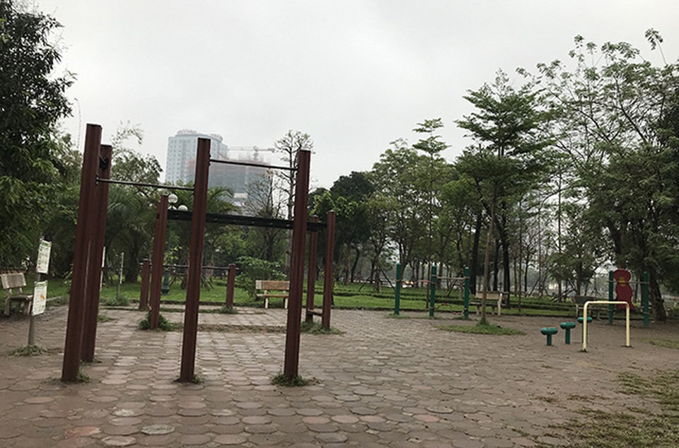 Cận cảnh khu đất được đề xuất xây bãi đỗ xe ngầm trong Công viên Cầu Giấy - 6 Cận cảnh khu đất được đề xuất xây bãi đỗ xe ngầm trong Công viên Cầu Giấy - 6
