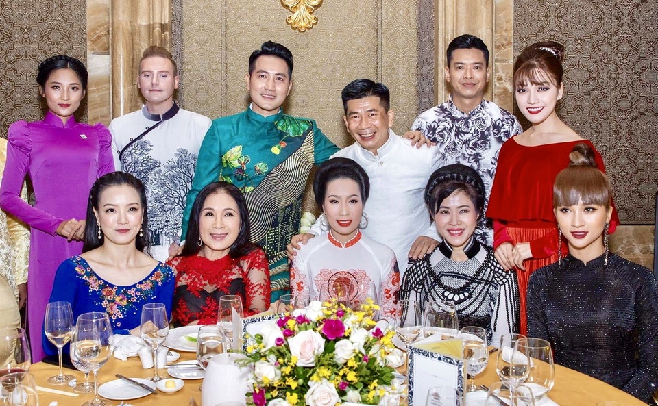 Hồ Đức Vĩnh - Thái Nhiên Phương thanh lịch và sang trọng với áo dài - 6 Hồ Đức Vĩnh - Thái Nhiên Phương thanh lịch và sang trọng với áo dài - 6