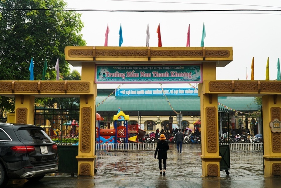 Hàng ngàn học sinh đến trường mầm non xét nghiệm sán lợn - 1 Hàng ngàn học sinh đến trường mầm non xét nghiệm sán lợn - 1
