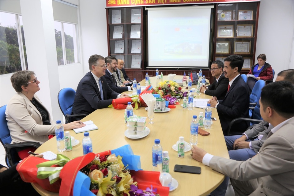 Đại sứ Mỹ đến thăm và làm việc tại Nhà máy sữa Vinamilk - 1 Đại sứ Mỹ đến thăm và làm việc tại Nhà máy sữa Vinamilk - 1