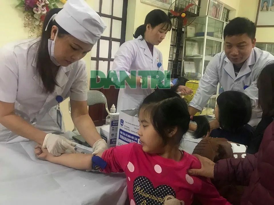 Vụ học sinh nhiễm sán lợn: Học sinh ùn ùn đến xét nghiệm tại trường - 1 Vụ học sinh nhiễm sán lợn: Học sinh ùn ùn đến xét nghiệm tại trường - 1