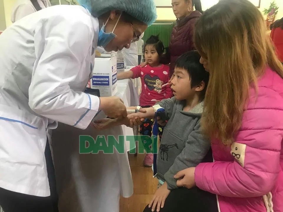 Vụ học sinh nhiễm sán lợn: Học sinh ùn ùn đến xét nghiệm tại trường - 2 Vụ học sinh nhiễm sán lợn: Học sinh ùn ùn đến xét nghiệm tại trường - 2
