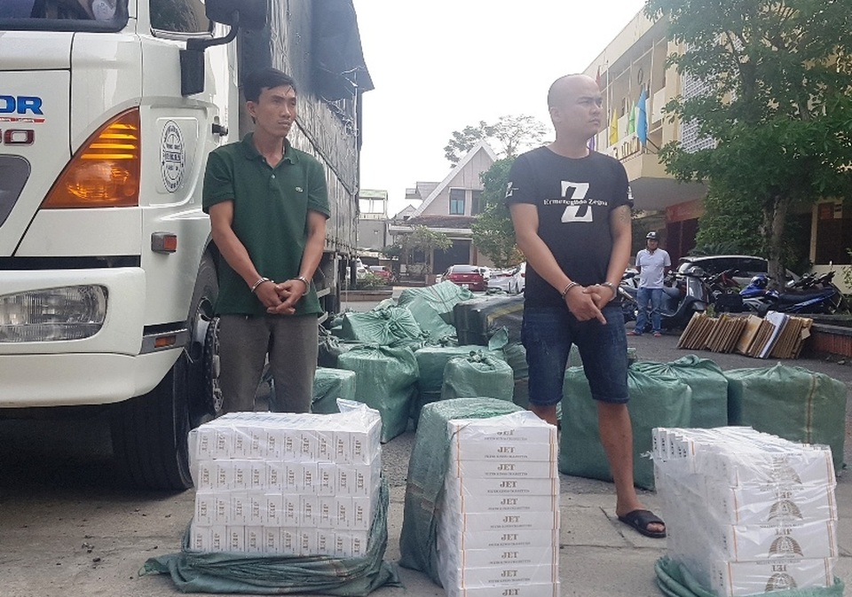 Thuê xe tải chở xe máy, ở giữa nhồi... 23.000 bao thuốc lá - 2 Thuê xe tải chở xe máy, ở giữa nhồi... 23.000 bao thuốc lá - 2