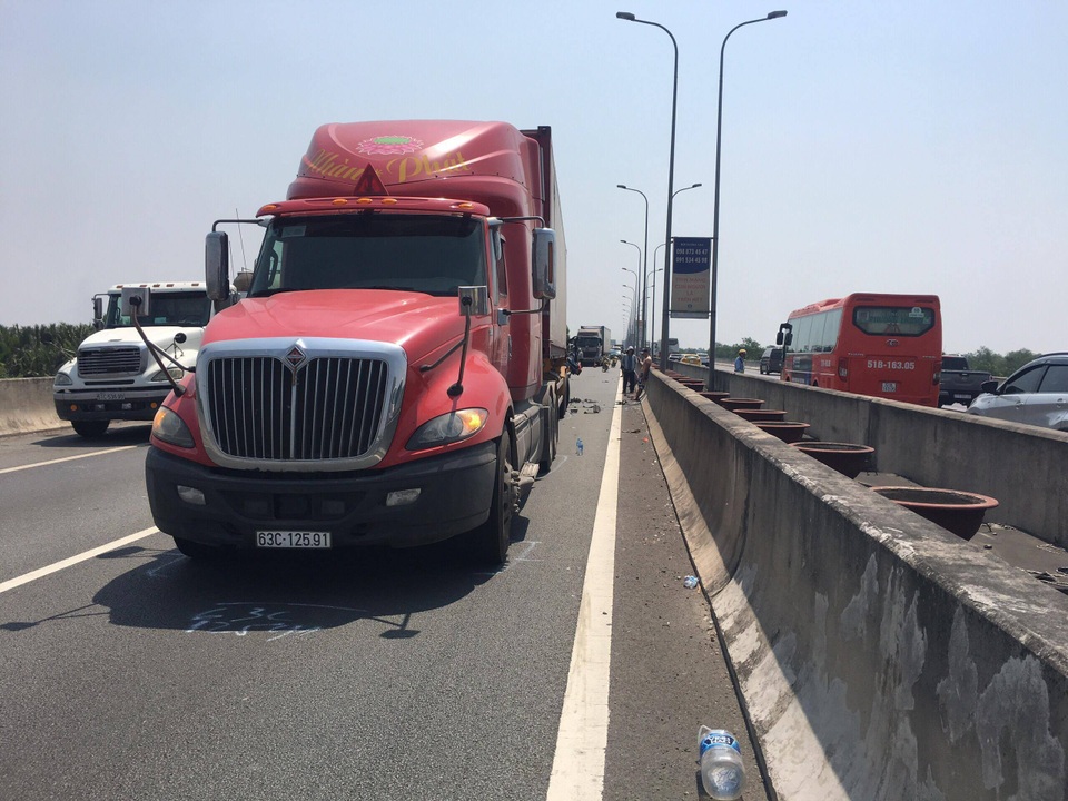 Xe tải đâm đuôi container trên cao tốc, 2 người tử vong Xe tải đâm đuôi container trên cao tốc, 2 người tử vong