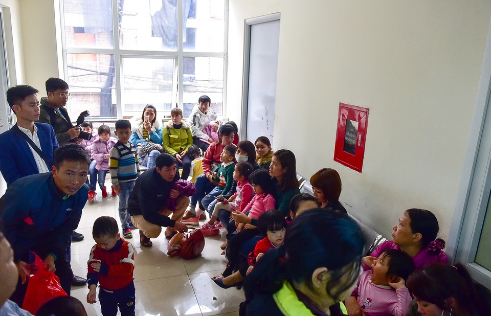 Phụ huynh, trẻ nhỏ xếp hàng từ tờ mờ sáng đợi xét nghiệm sán lợn - 9 Phụ huynh, trẻ nhỏ xếp hàng từ tờ mờ sáng đợi xét nghiệm sán lợn - 9