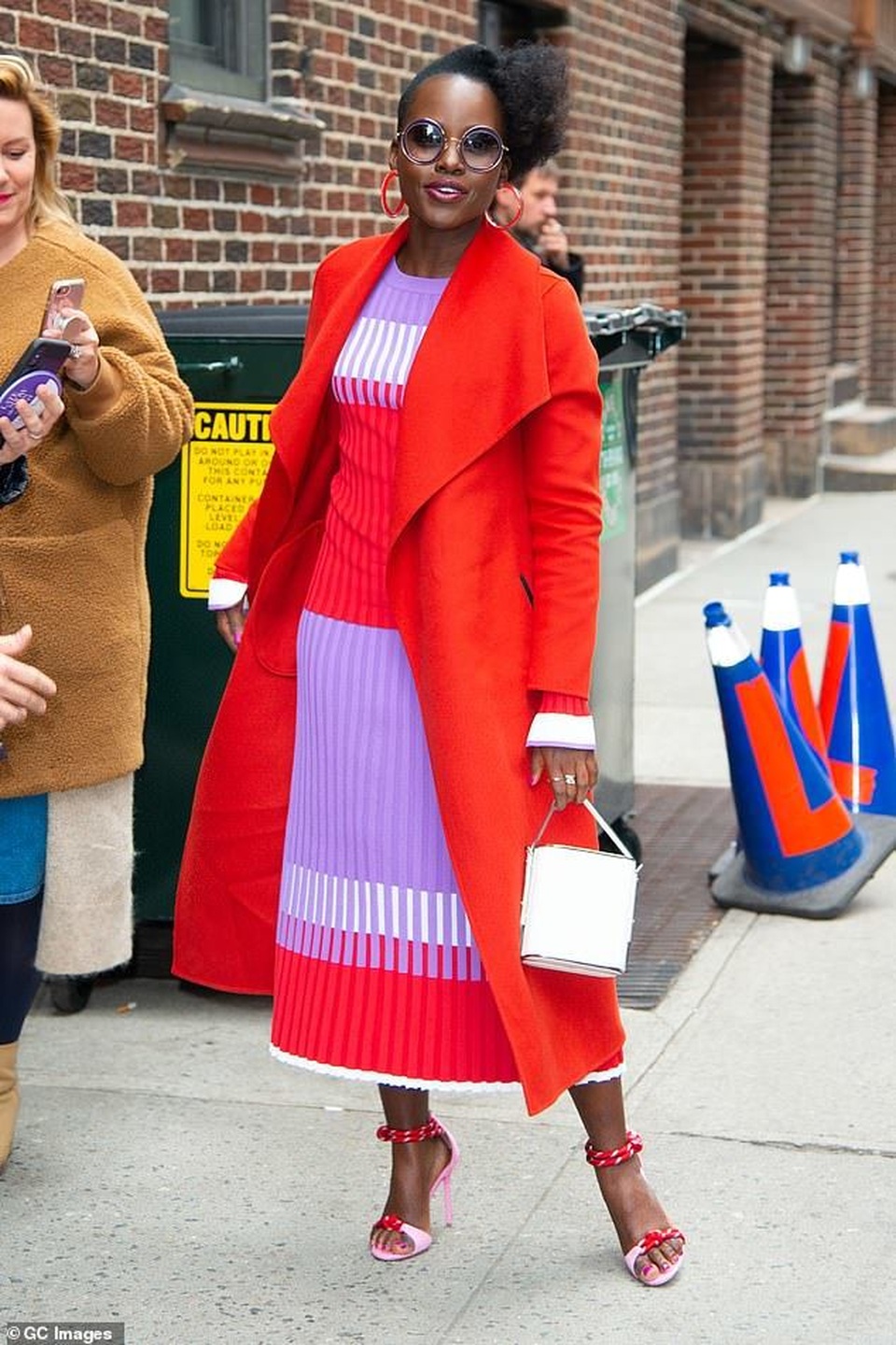 Những bộ cánh sắc màu của Lupita Nyongo - 1