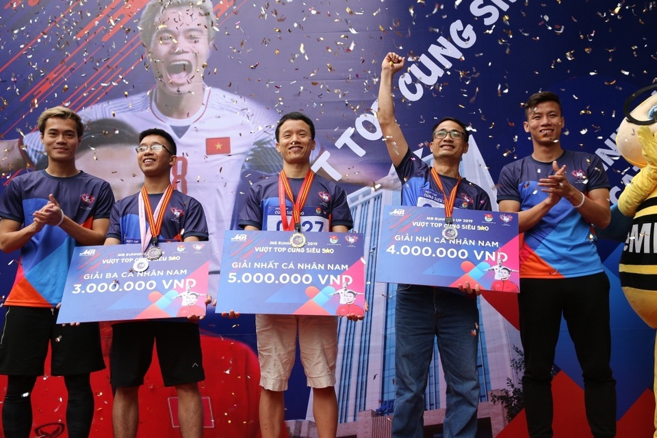 Hơn 800 MBers tham gia giải chạy “MB Running Up 2019” cùng Quế Ngọc Hải Văn Toàn - 2 Hơn 800 MBers tham gia giải chạy “MB Running Up 2019” cùng Quế Ngọc Hải Văn Toàn - 2