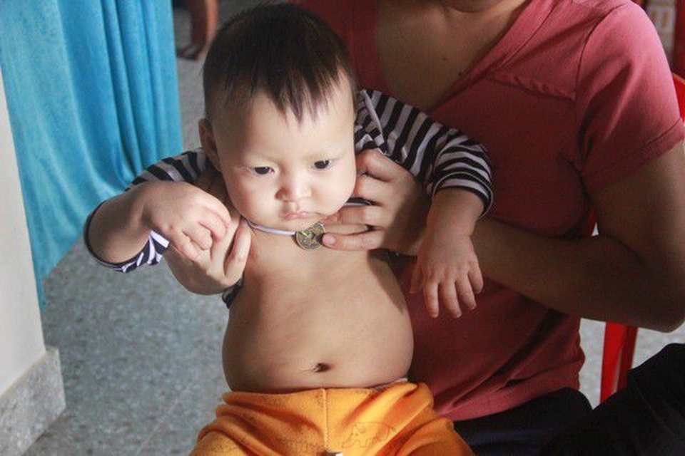 Trao hơn 21 triệu đồng đến gia đình cháu bé bị u gan - 2 Trao hơn 21 triệu đồng đến gia đình cháu bé bị u gan - 2