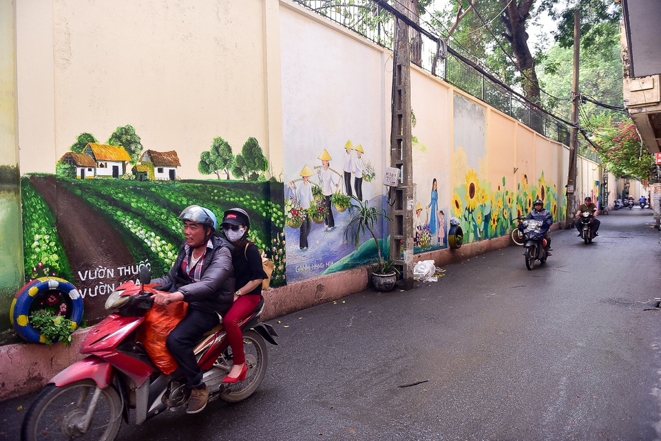 Ngõ nhỏ Hà Nội sống động với con đường bích họa xác pháo đài bay B52 - 1 Ngõ nhỏ Hà Nội sống động với con đường bích họa xác pháo đài bay B52 - 1