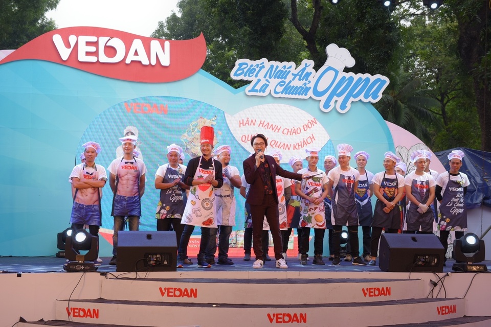 Hơn 1000 cánh gà chiên phục vụ khách và tặng Hội Thiện Tâm 84 - 1 Hơn 1000 cánh gà chiên phục vụ khách và tặng Hội Thiện Tâm 84 - 1