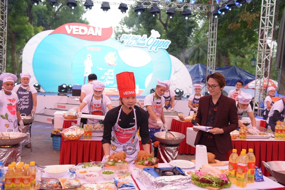Hơn 1000 cánh gà chiên phục vụ khách và tặng Hội Thiện Tâm 84 - 2 Hơn 1000 cánh gà chiên phục vụ khách và tặng Hội Thiện Tâm 84 - 2