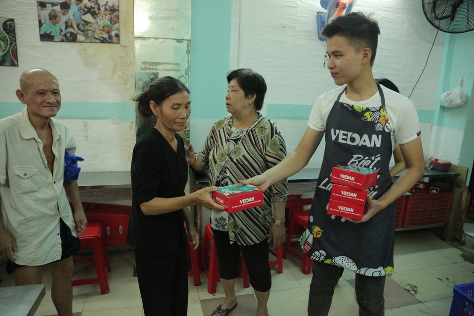 Hơn 1000 cánh gà chiên phục vụ khách và tặng Hội Thiện Tâm 84 - 3 Hơn 1000 cánh gà chiên phục vụ khách và tặng Hội Thiện Tâm 84 - 3