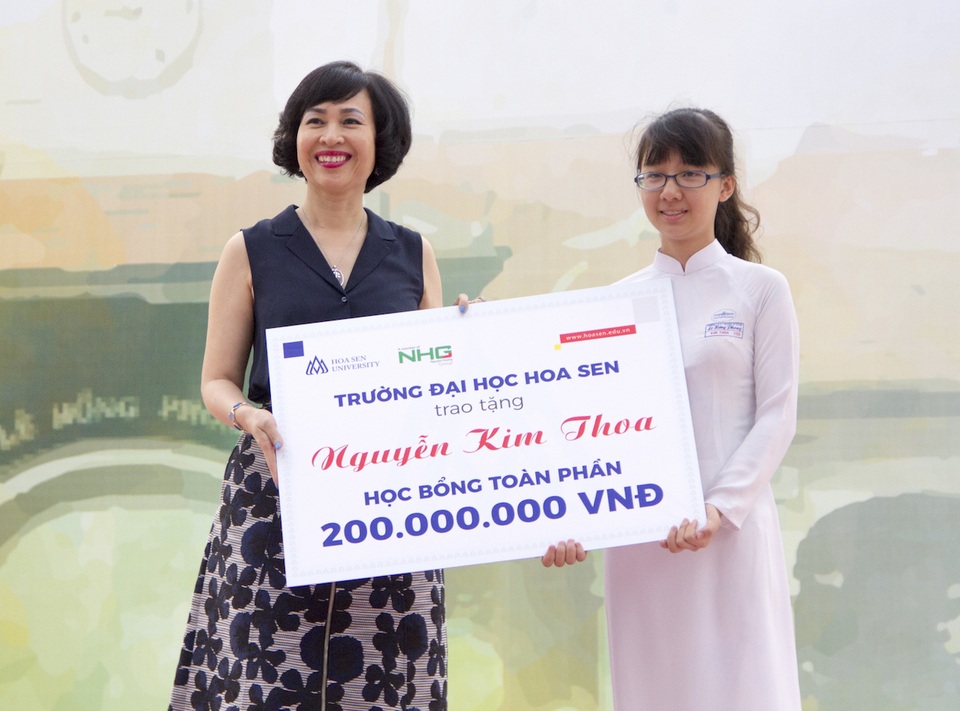 Kim thoa nhận học bổng.jpg Kim thoa nhận học bổng.jpg