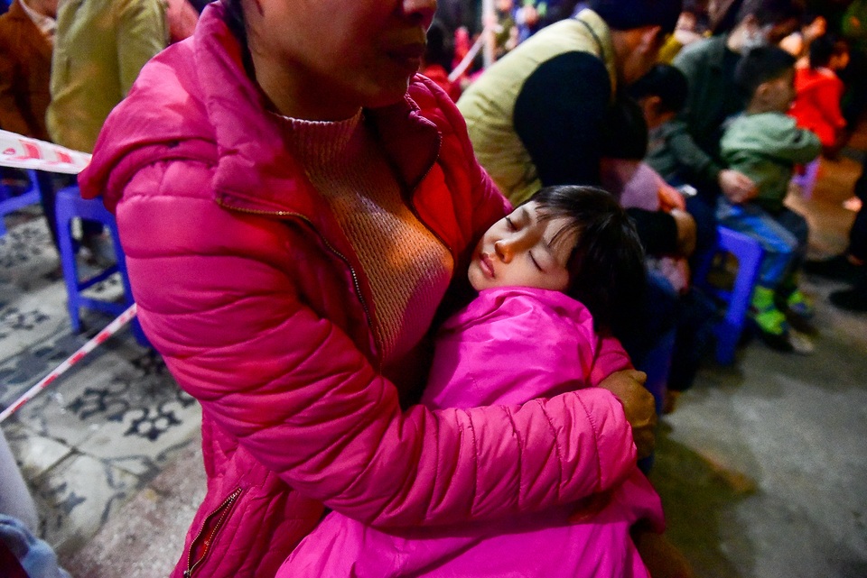 Xếp hàng xuyên đêm mưa rét để xét nghiệm sán lợn cho con - 7 Xếp hàng xuyên đêm mưa rét để xét nghiệm sán lợn cho con - 7