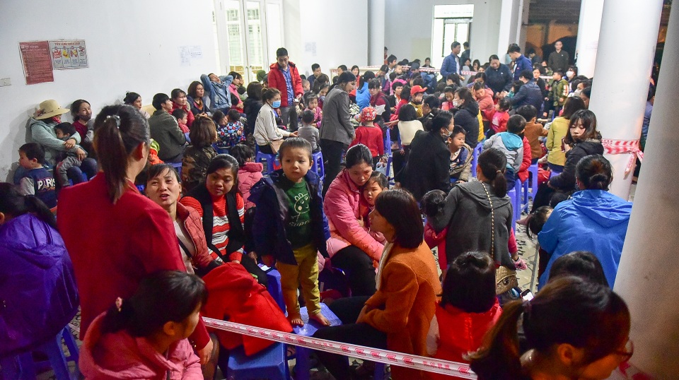 Xếp hàng xuyên đêm mưa rét để xét nghiệm sán lợn cho con - 6 Xếp hàng xuyên đêm mưa rét để xét nghiệm sán lợn cho con - 6