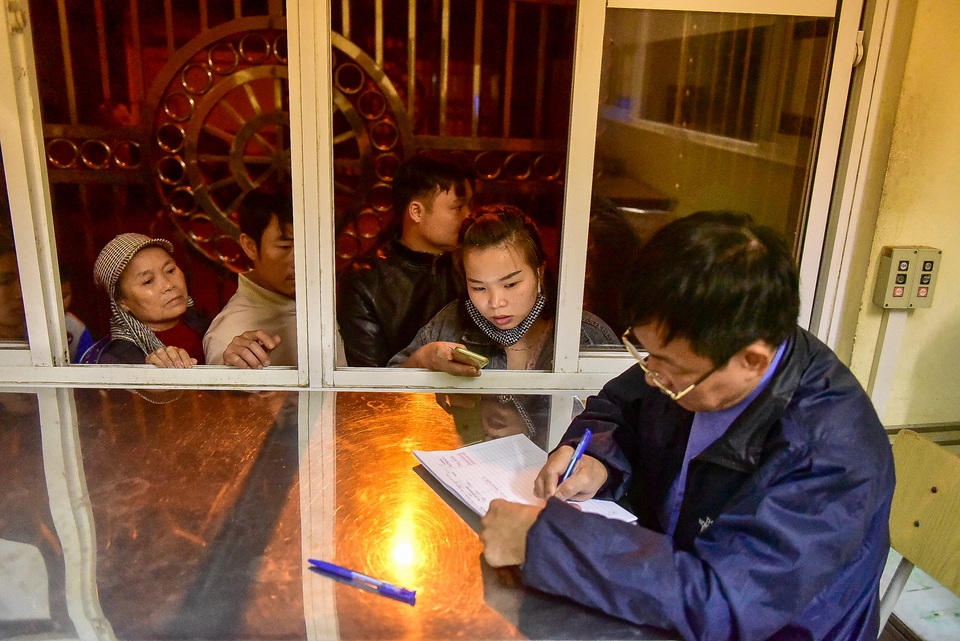 Xếp hàng xuyên đêm mưa rét để xét nghiệm sán lợn cho con - 4 Xếp hàng xuyên đêm mưa rét để xét nghiệm sán lợn cho con - 4